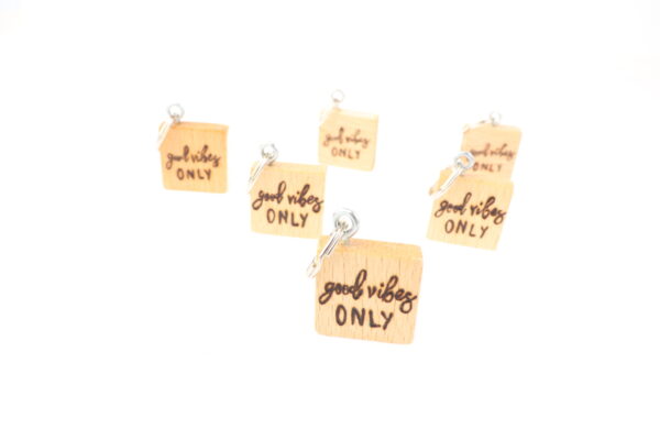 Breloc din lemn reciclat "Good vibes only" | Deco Sara's Handmade